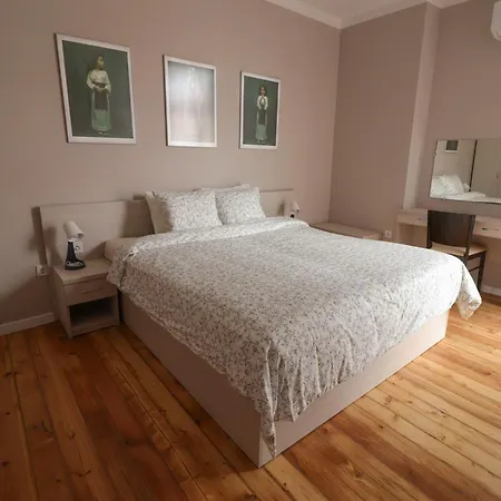 New 1930s Quiet W/ac - 2 Bedroom