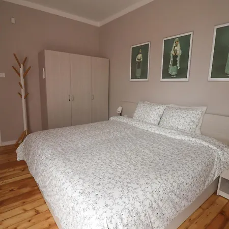 Lägenhet New 1930s Quiet W/ac - 2 Bedroom Sofia