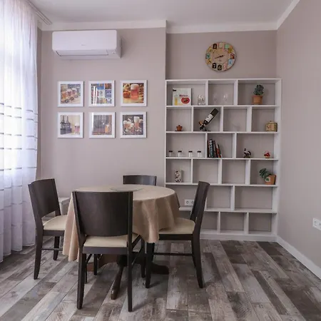 New 1930s Quiet W/ac - 2 Bedroom Apartment *