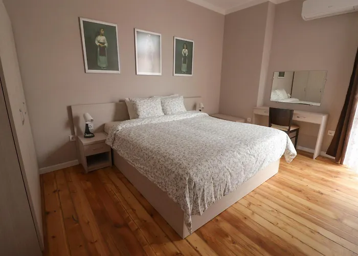 New 1930s Quiet W/ac - 2 Bedroom