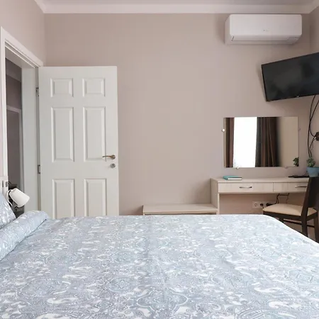 New 1930s Quiet W/ac - 2 Bedroom * Sofie